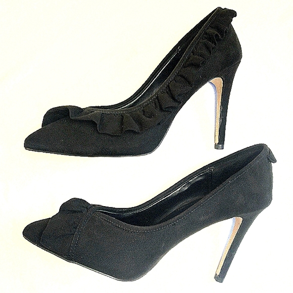 BCBGeneration Black Velvet Ruffle Stilleto Heels 8.5B - Picture 5 of 11